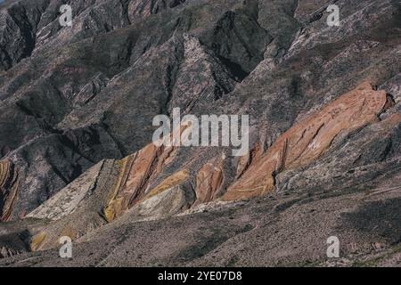 Nahaufnahme der Paleta del Pintor (Monolith Painter`s Palette), einer farbenfrohen Bergkette in Maimara, Jujuy, Argentinien Stockfoto